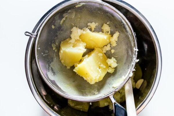 best way to mash potatoes | foodiesanddrink.com