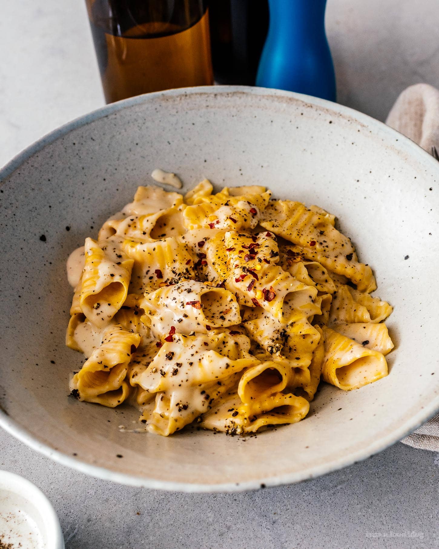 Super Creamy Cacio e Pepe Style Pasta | foodiesanddrink.com