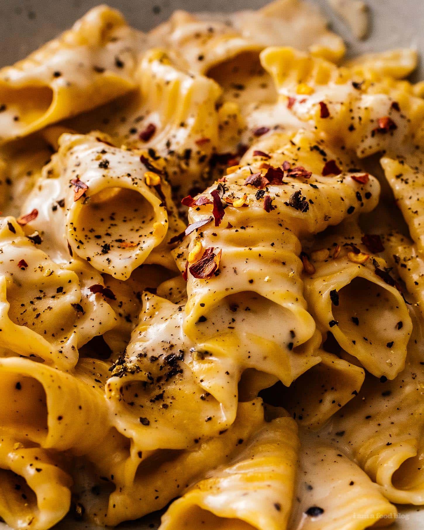 Super Creamy Cacio e Pepe Style Pasta | foodiesanddrink.com