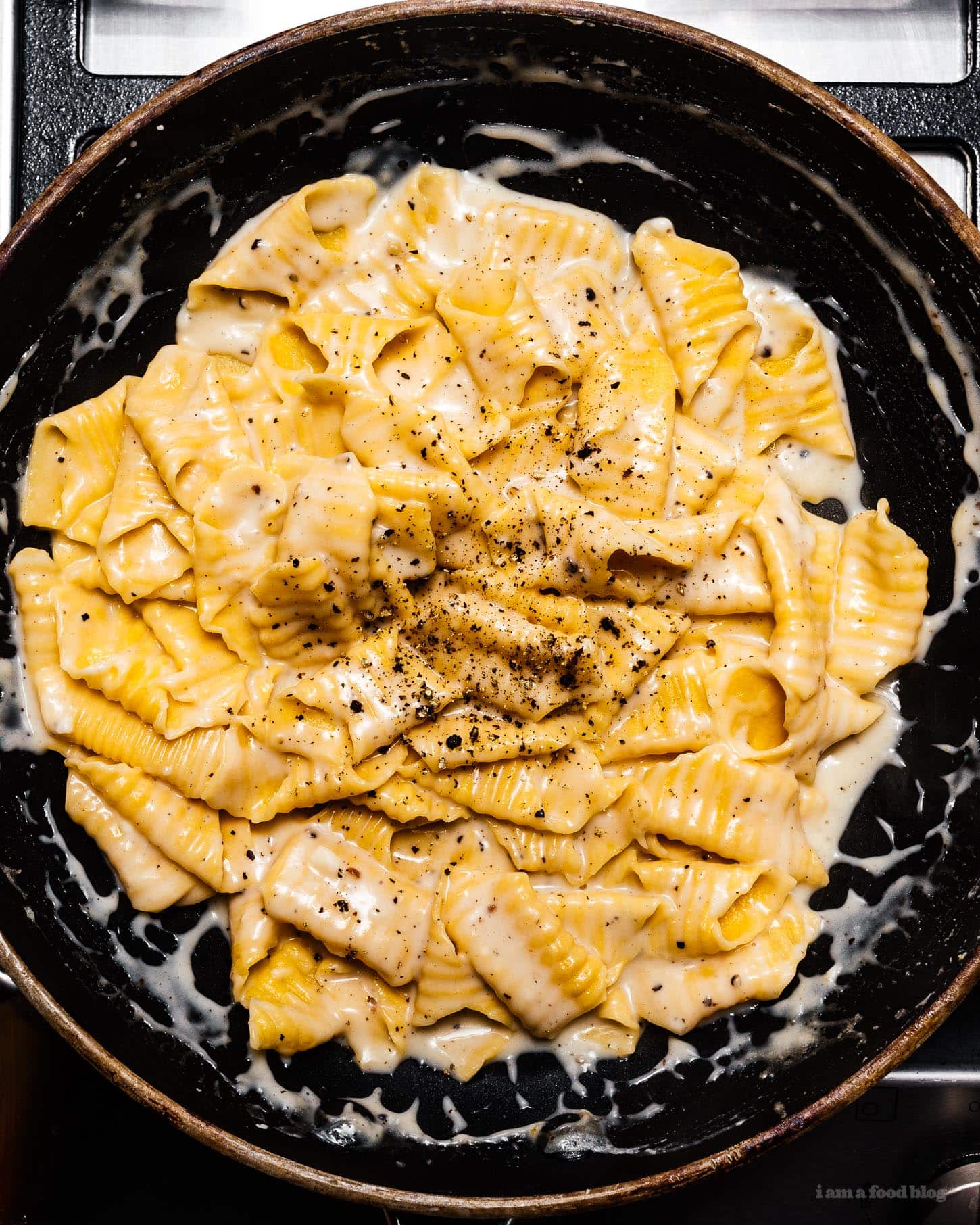 Super Creamy Cacio e Pepe Style Pasta | foodiesanddrink.com