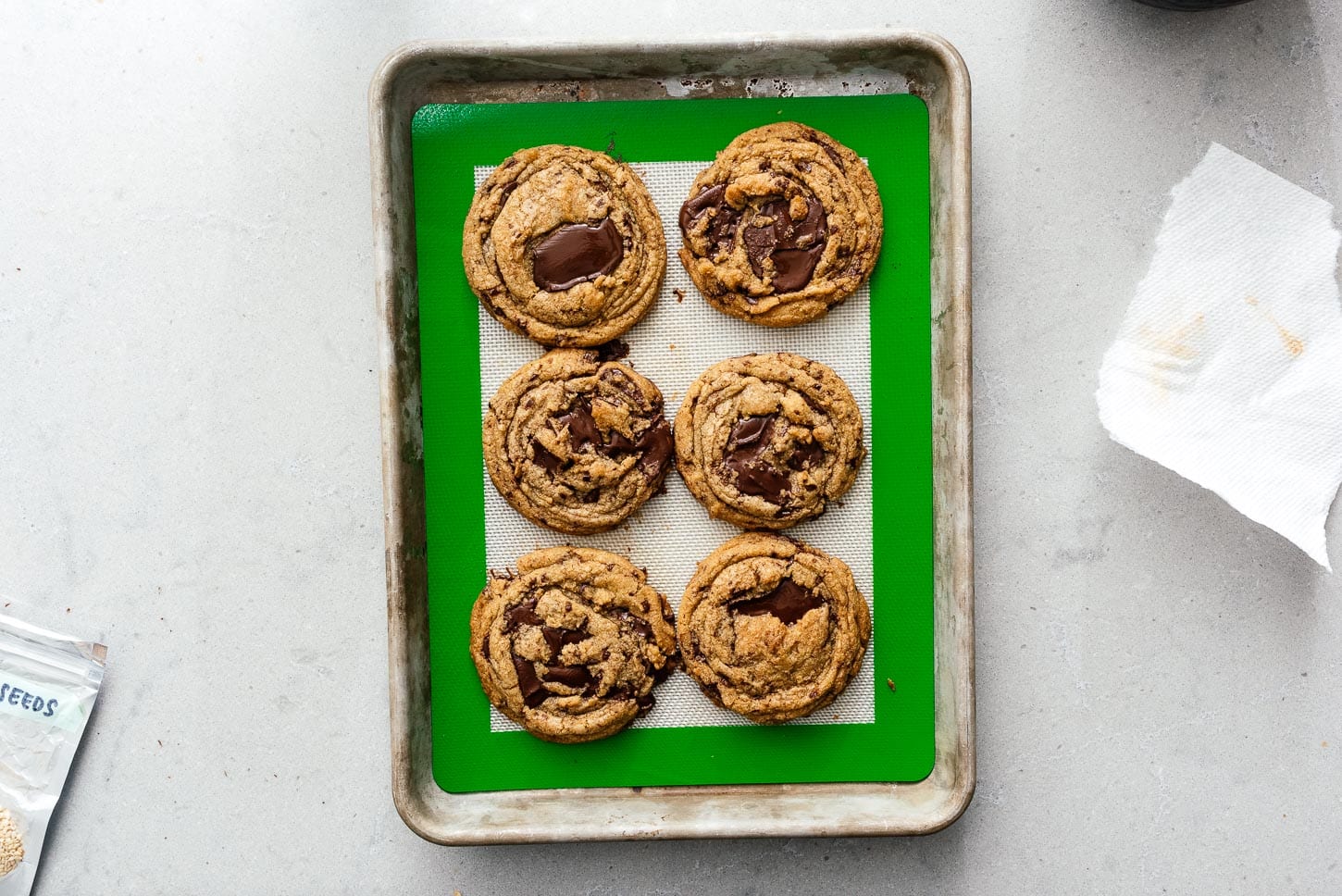 brown butter chocolate chip cookies | foodiesanddrink.com