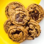 brown butter chocolate chip cookies | foodiesanddrink.com