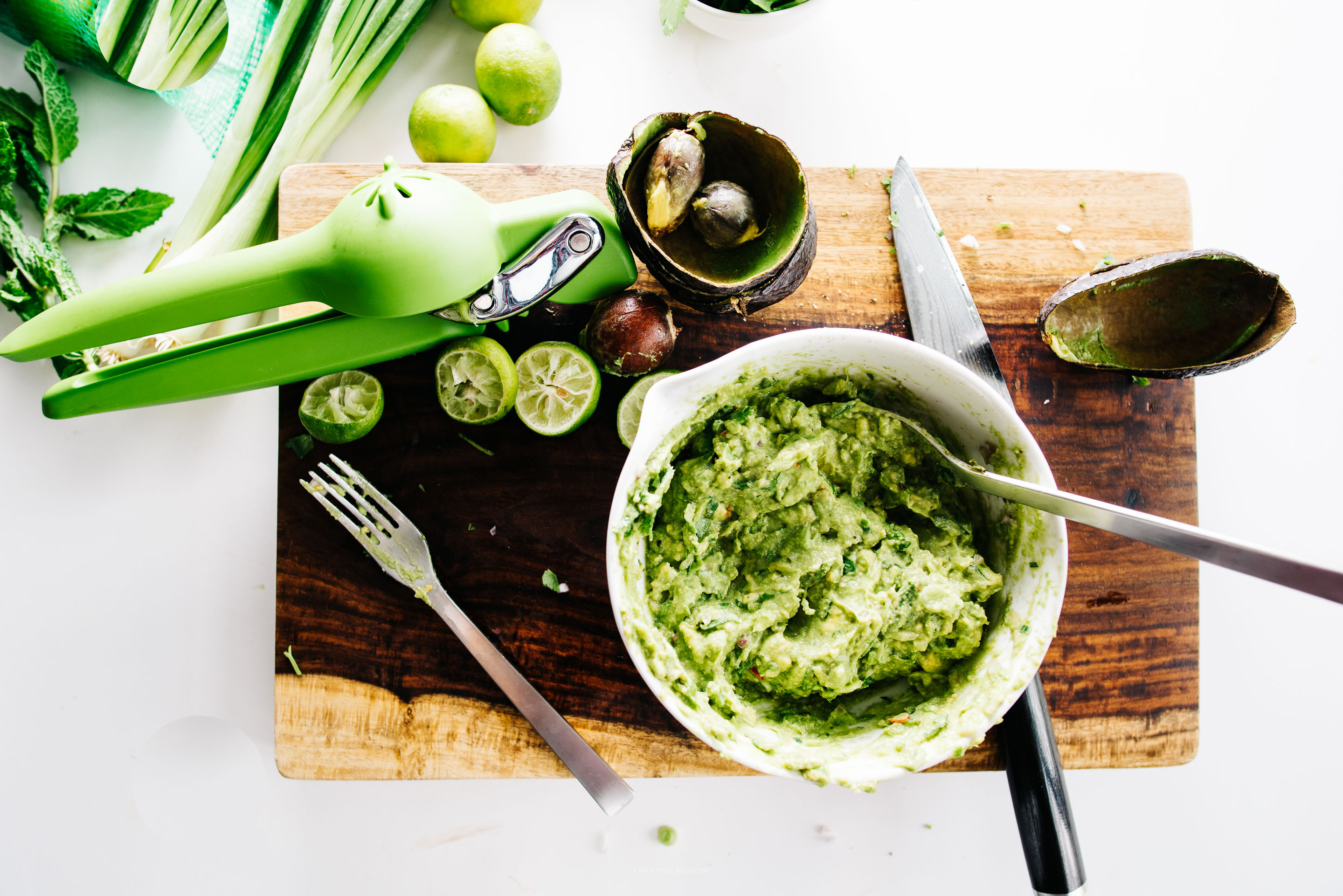 how to make guacamole - foodiesanddrink.com