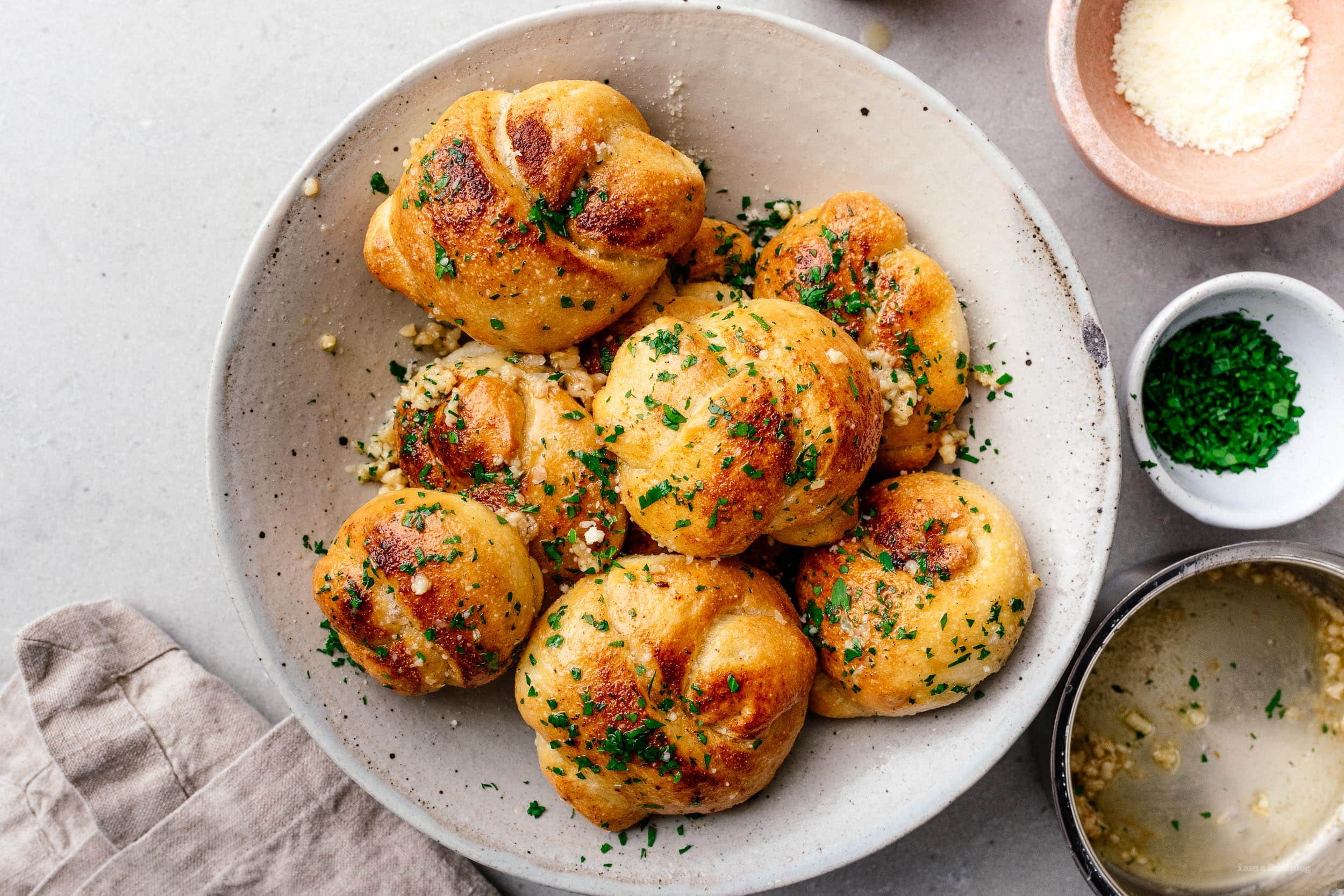 Easy Parmesan Garlic Knots | foodiesanddrink.com