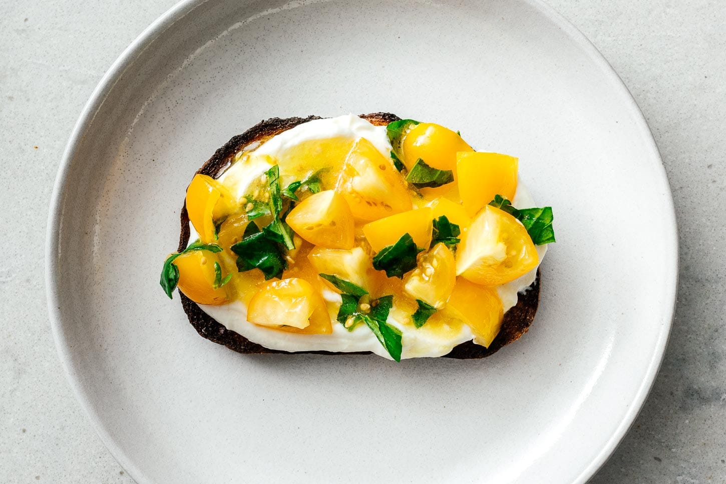 tomato and basil ricotta toast | foodiesanddrink.com