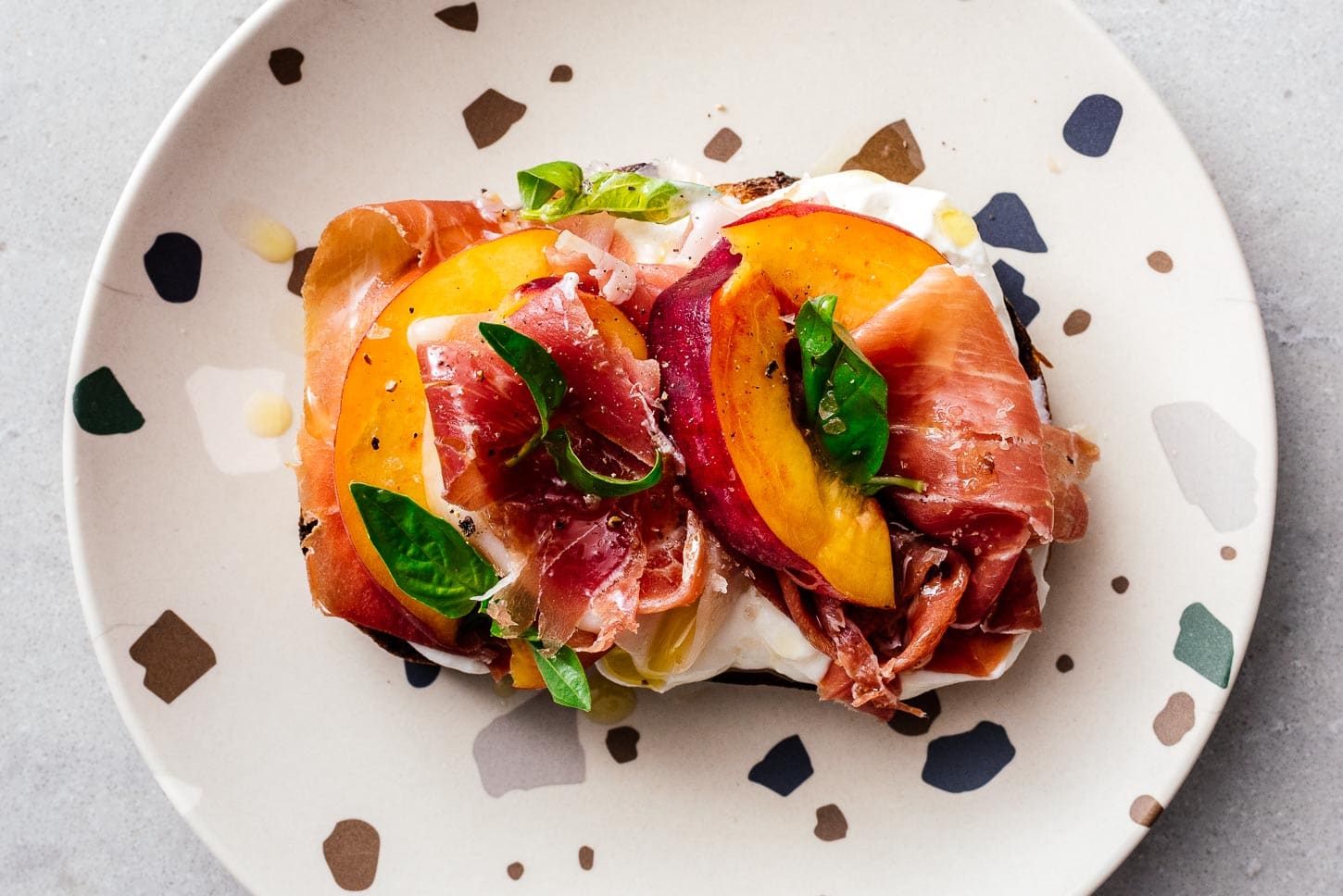 prosciutto and peach ricotta toast | foodiesanddrink.com