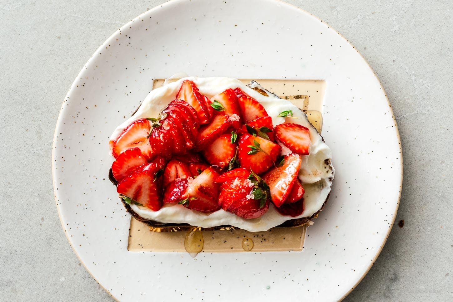 strawberry and honey ricotta toast | foodiesanddrink.com