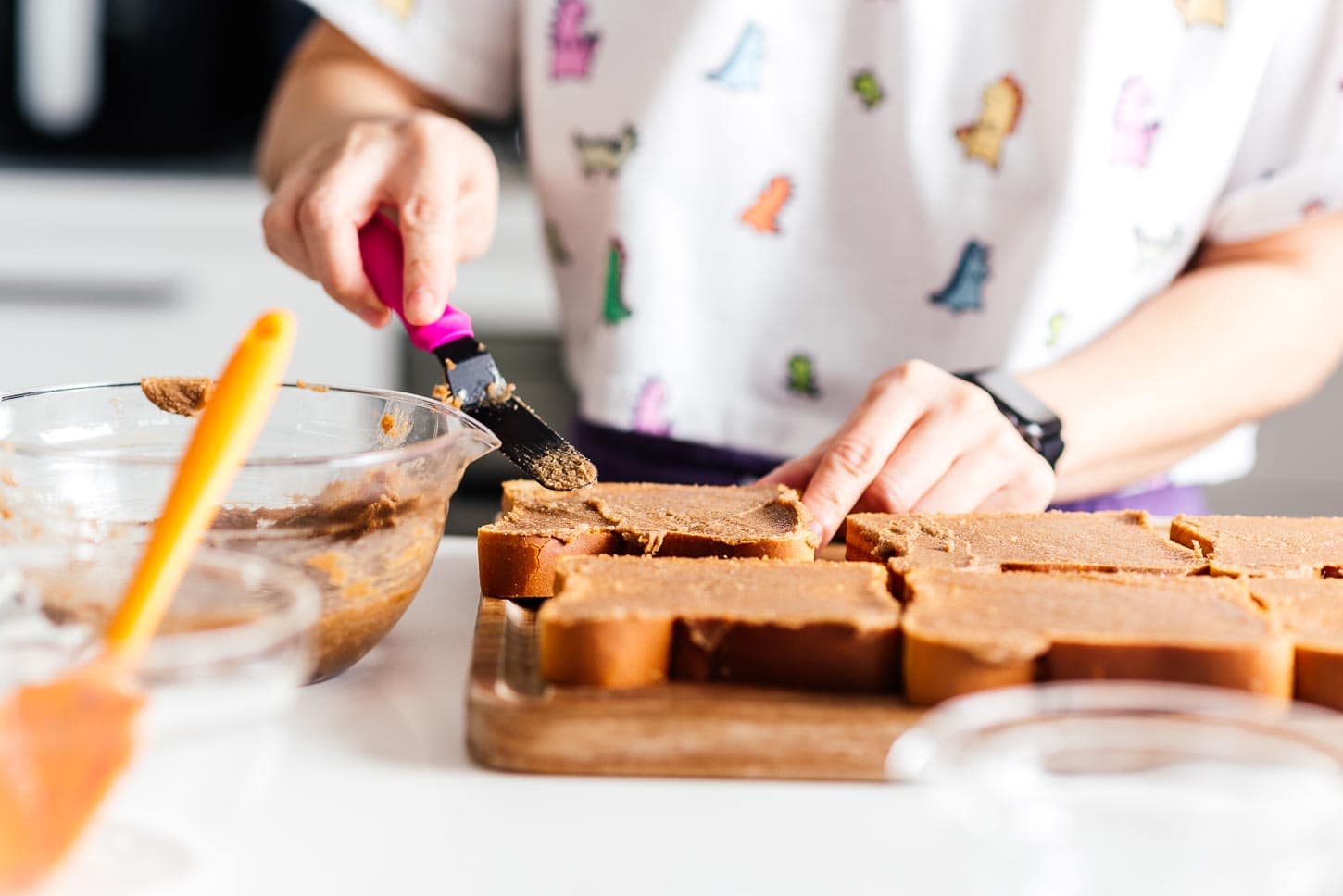 making cinnamon toast | foodiesanddrink.com