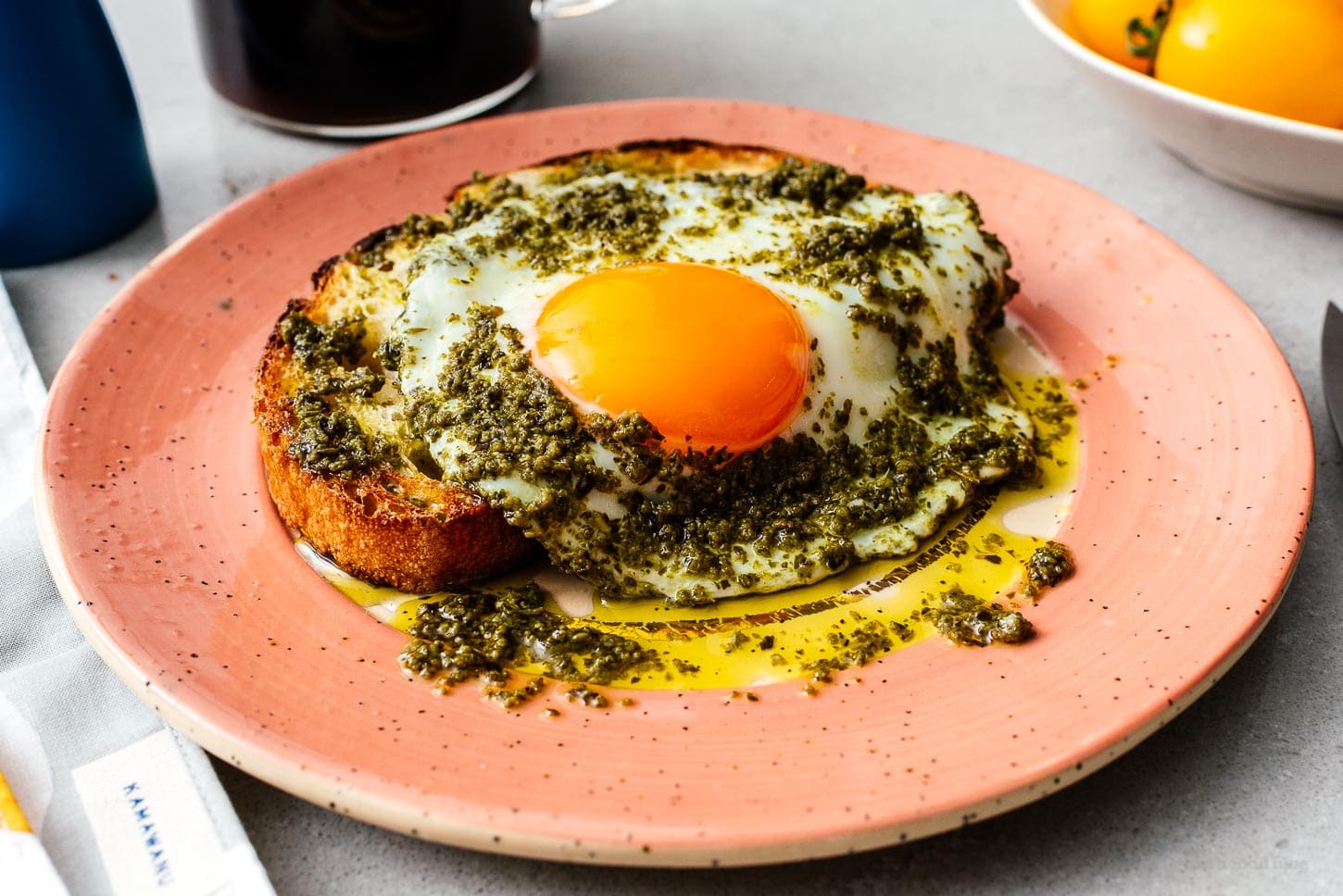 pesto eggs | foodiesanddrink.com