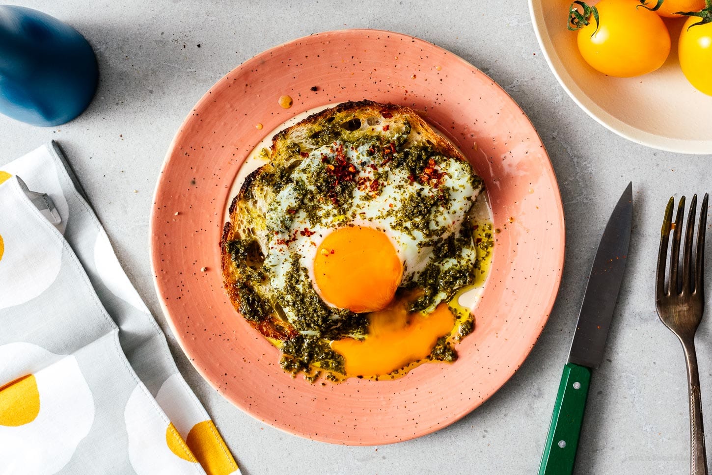 pesto eggs | foodiesanddrink.com