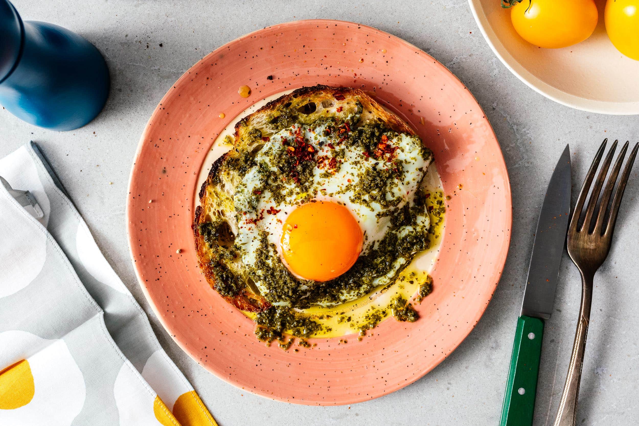 pesto eggs recipe | foodiesanddrink.com