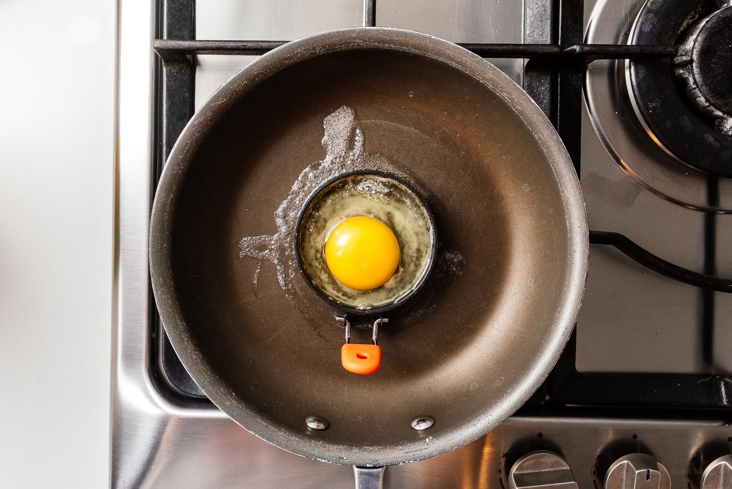 cooking an egg in an egg ring | foodiesanddrink.com