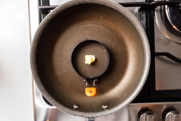 melting butter in an egg ring | foodiesanddrink.com