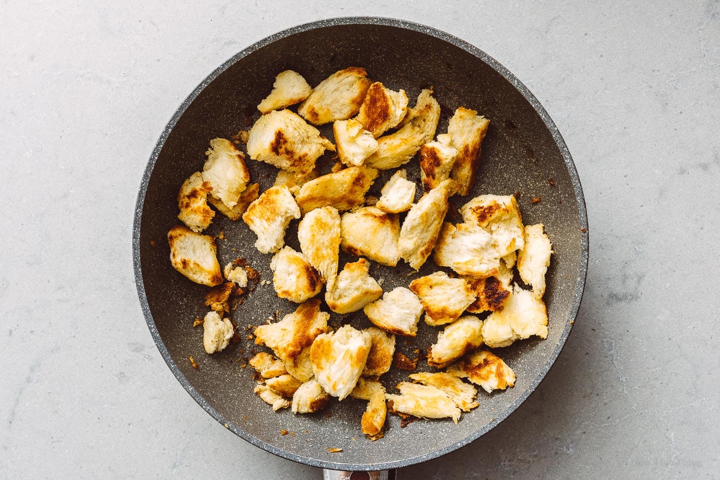 Homemade garlicky croutons | foodiesanddrink.com