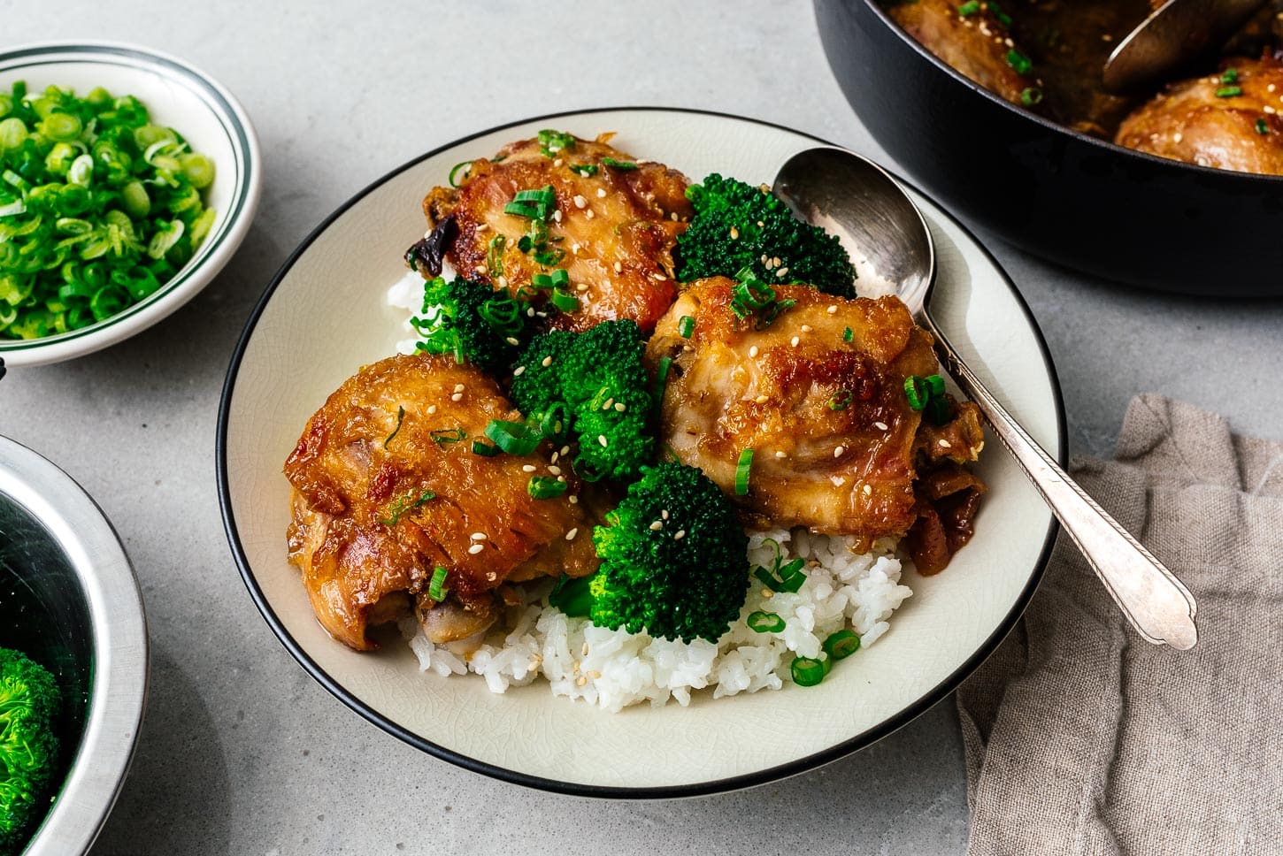 honey garlic chicken on rice | foodiesanddrink.com