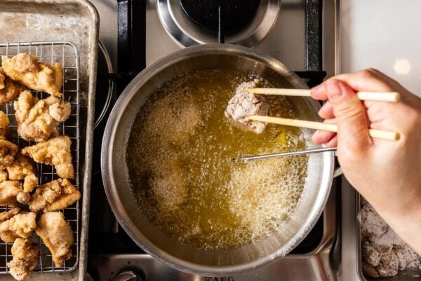 deep frying chicken | foodiesanddrink.com