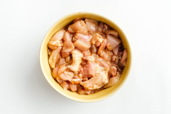 marinating chicken for kung pao chicken | foodiesanddrink.com