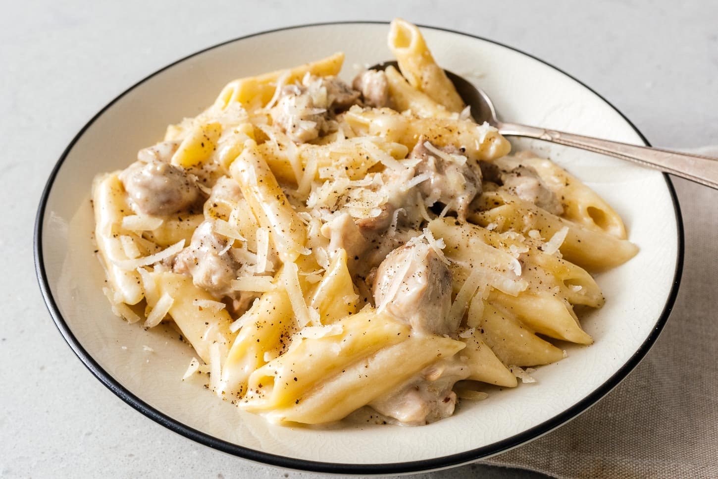 Creamy Chicken Alfredo | foodiesanddrink.com