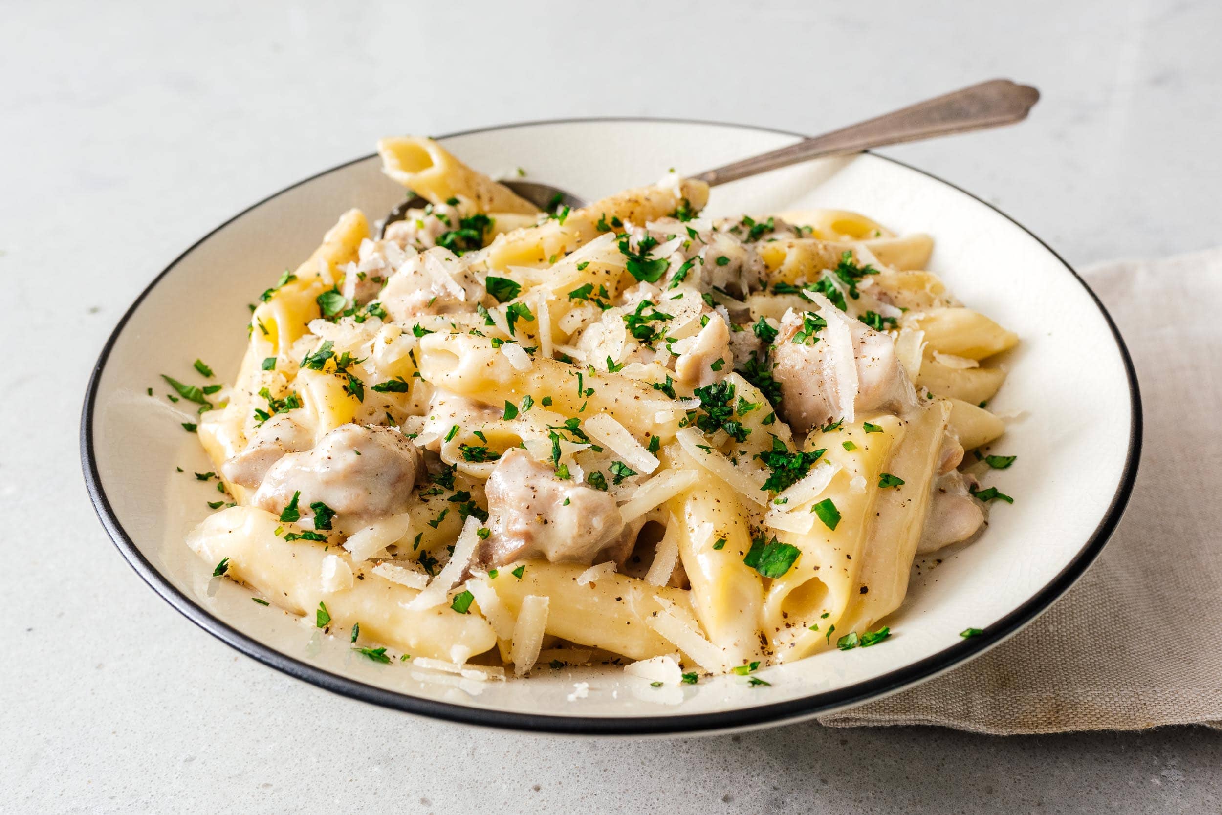 Chicken Alfredo Recipe | foodiesanddrink.com