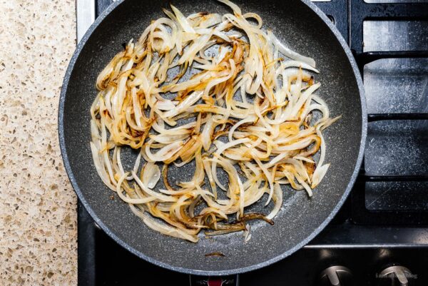 caramelizing onions | foodiesanddrink.com