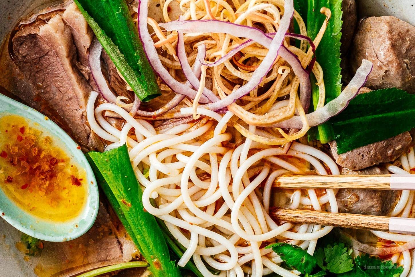 bun bo hue | foodiesanddrink.com