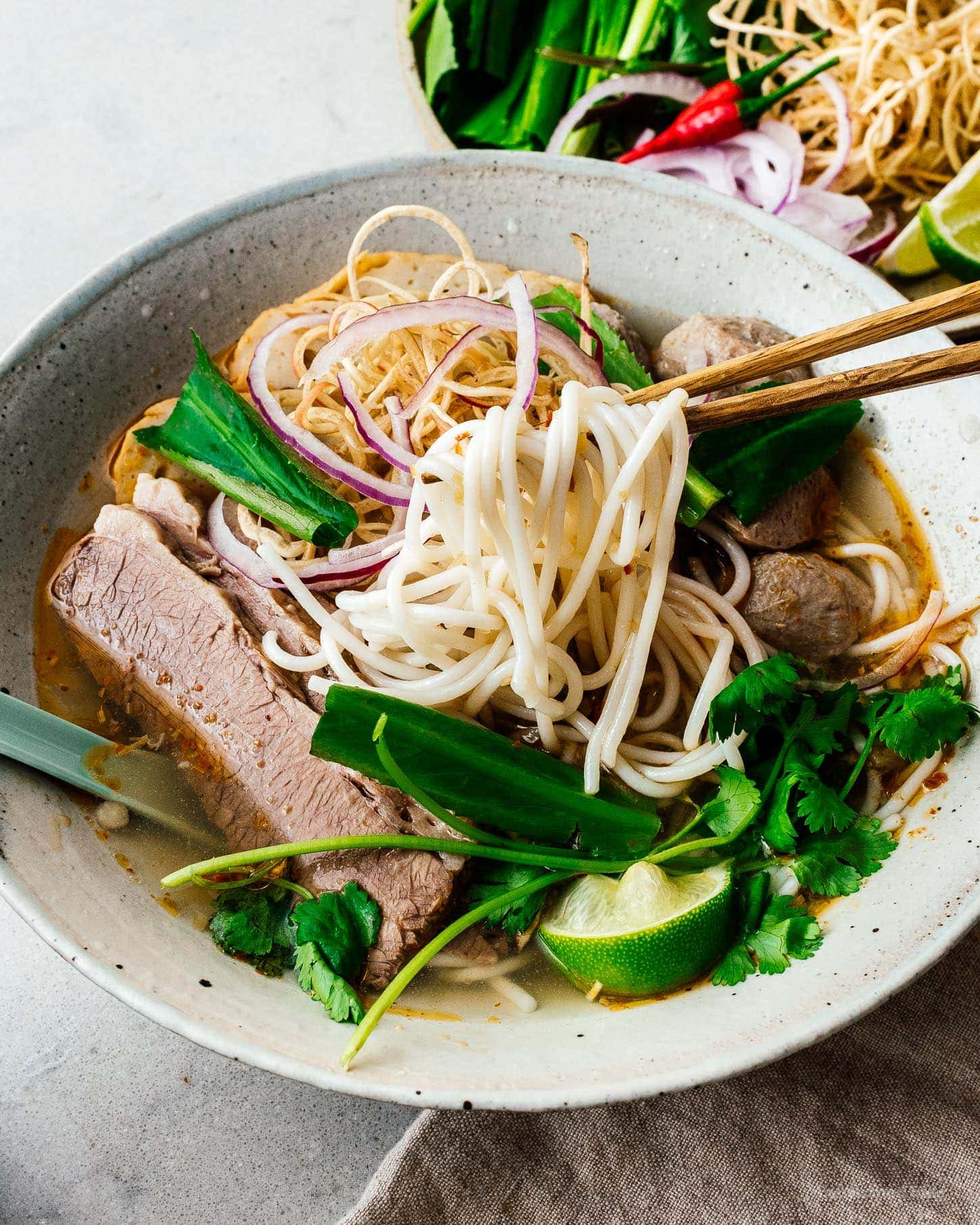 bun bo hue | foodiesanddrink.com