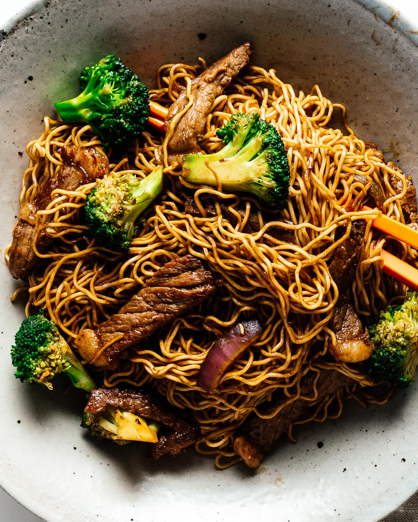 Easy Beef and Broccoli Chow Mein Recipe | foodiesanddrink.com