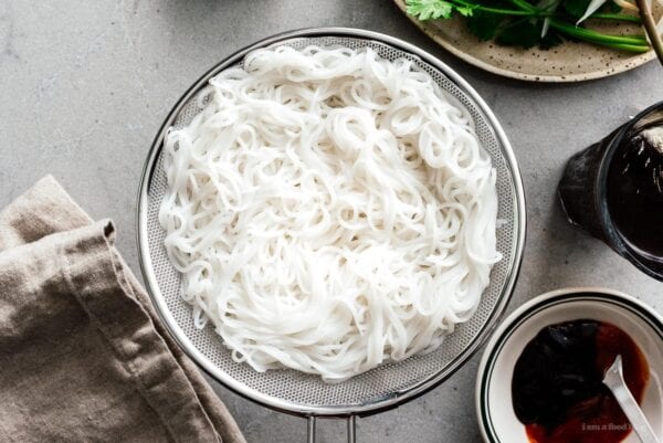 Cooked pho noodles | foodiesanddrink.com